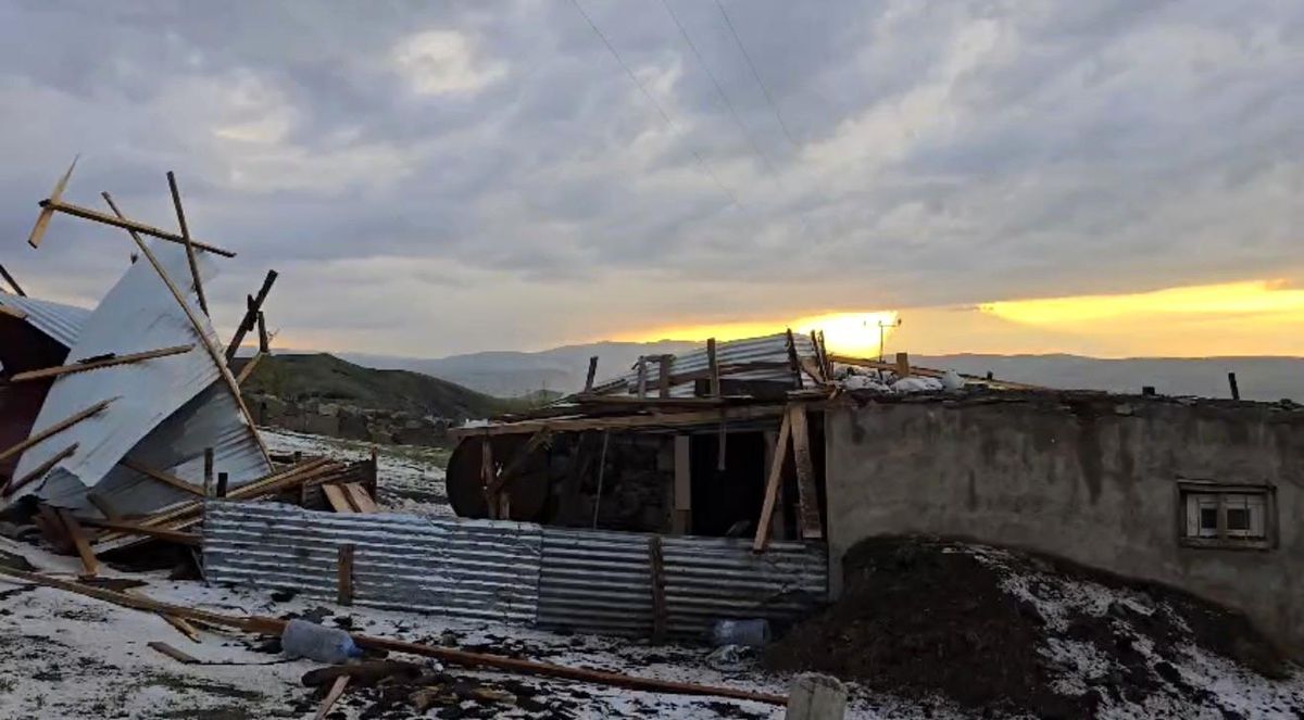 Ağrı'da dolu ve şiddetli rüzgar bir evin çatısını uçurdu