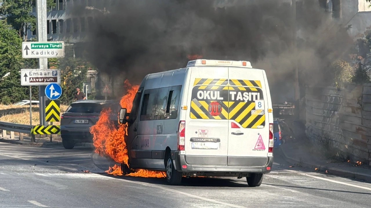 Servis aracı seyir halindeyken alev aldı! Kullanılamaz hale geldi