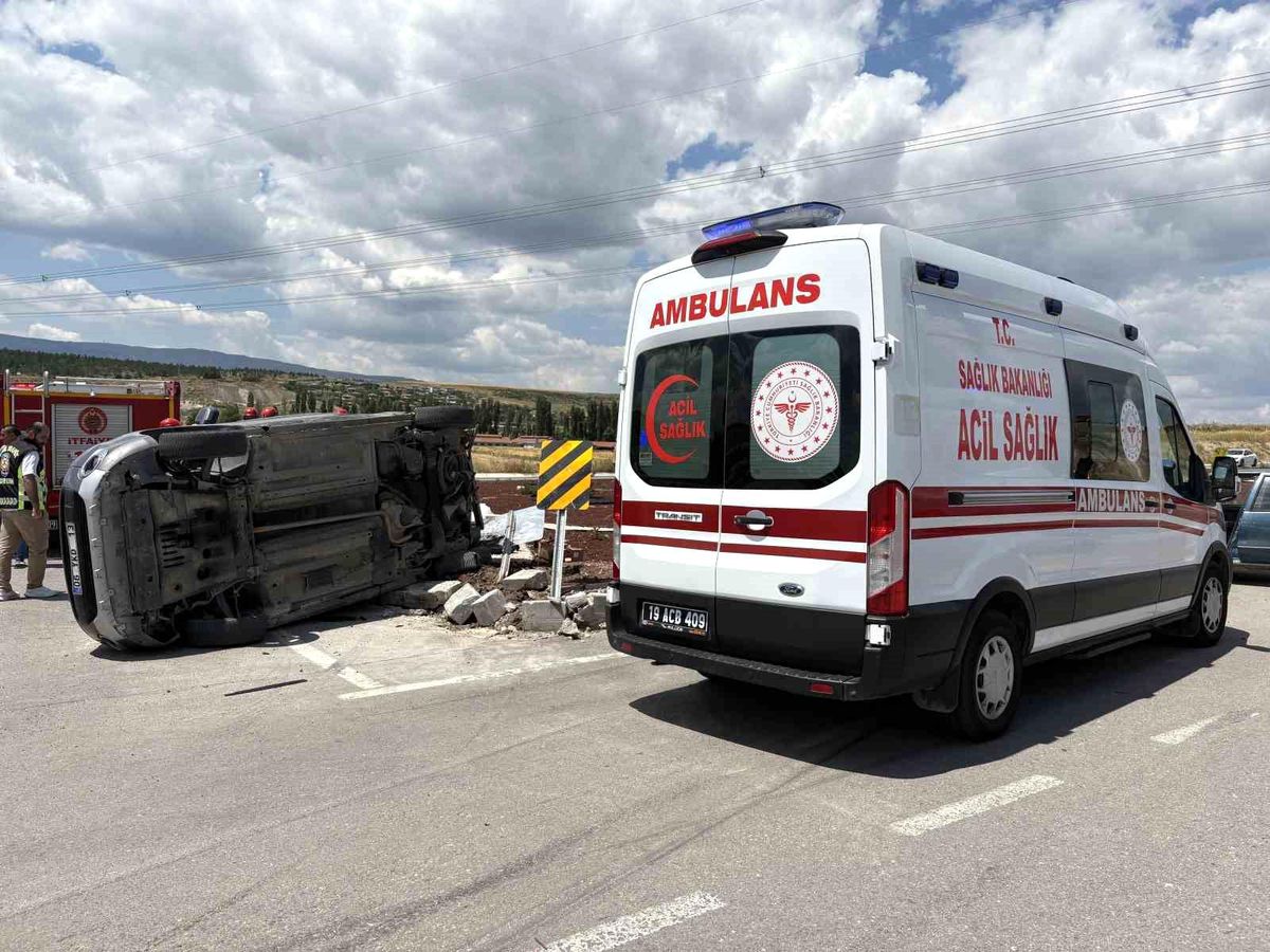 Çorum'da hafif ticari araç ile otomobil çarpıştı: 2'si ağır 5 yaralı