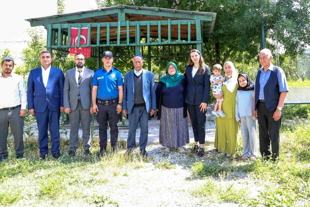 Gürpınar Kaymakamı, Şehit Polis Memuru'nun Kabrini Ziyaret Etti