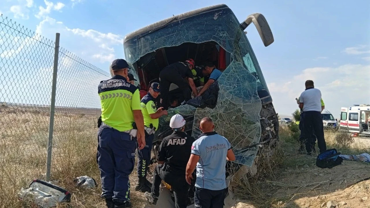 Yolcu otobüsü yoldan çıktı: Çok sayıda yaralı var