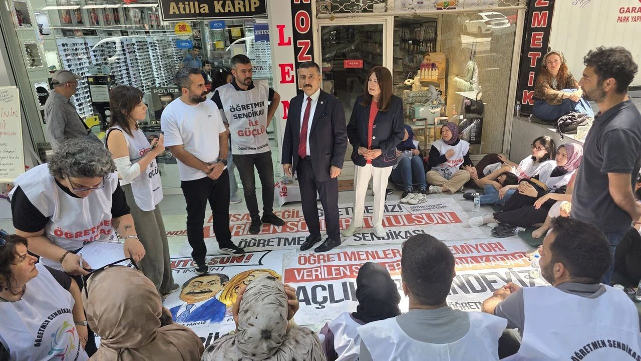 İYİ Partili vekillerden açlık grevindeki öğretmenlere destek ziyareti