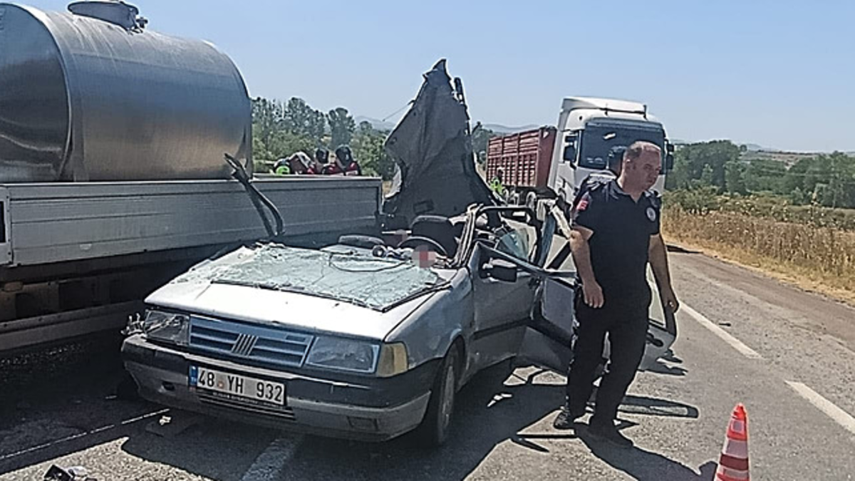 Çanakkale'de feci kaza! Kamyonet otomobili biçti!