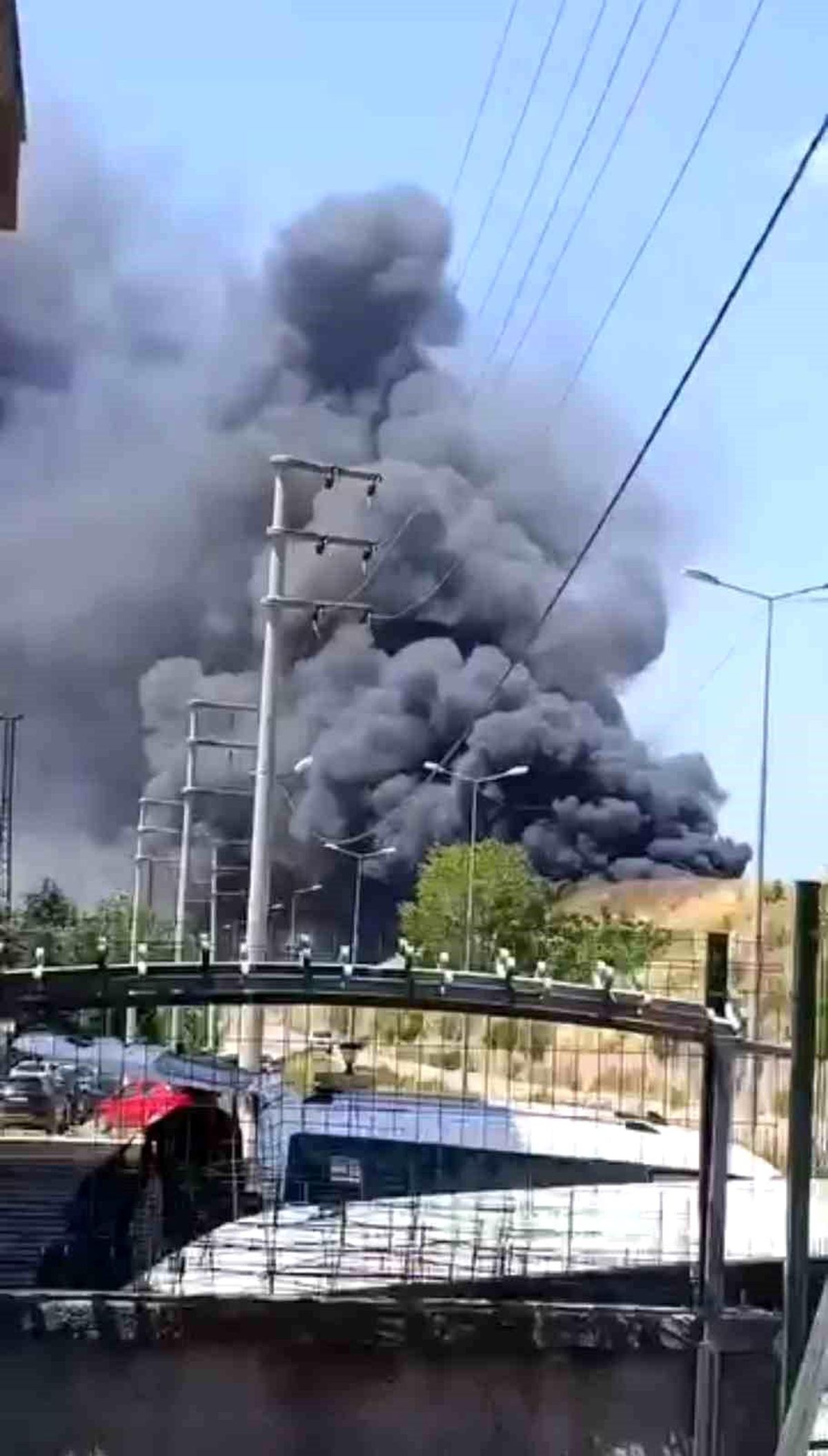 Kocaeli'de iş yerinde çıkan yangına müdahale ediliyor
