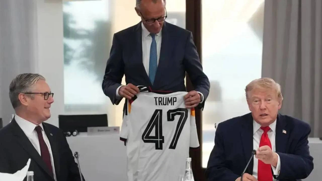 Merz’in Trump’a hediye ettiği forma Almanya’da alay konusu oldu! Gerçek sonradan ortaya çıktı