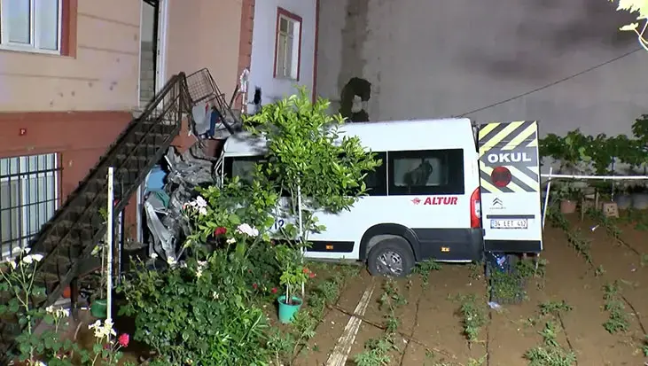 İstanbul'da feci kaza! Freni patlayan araç evin bahçesine uçtu: 1 yaralı