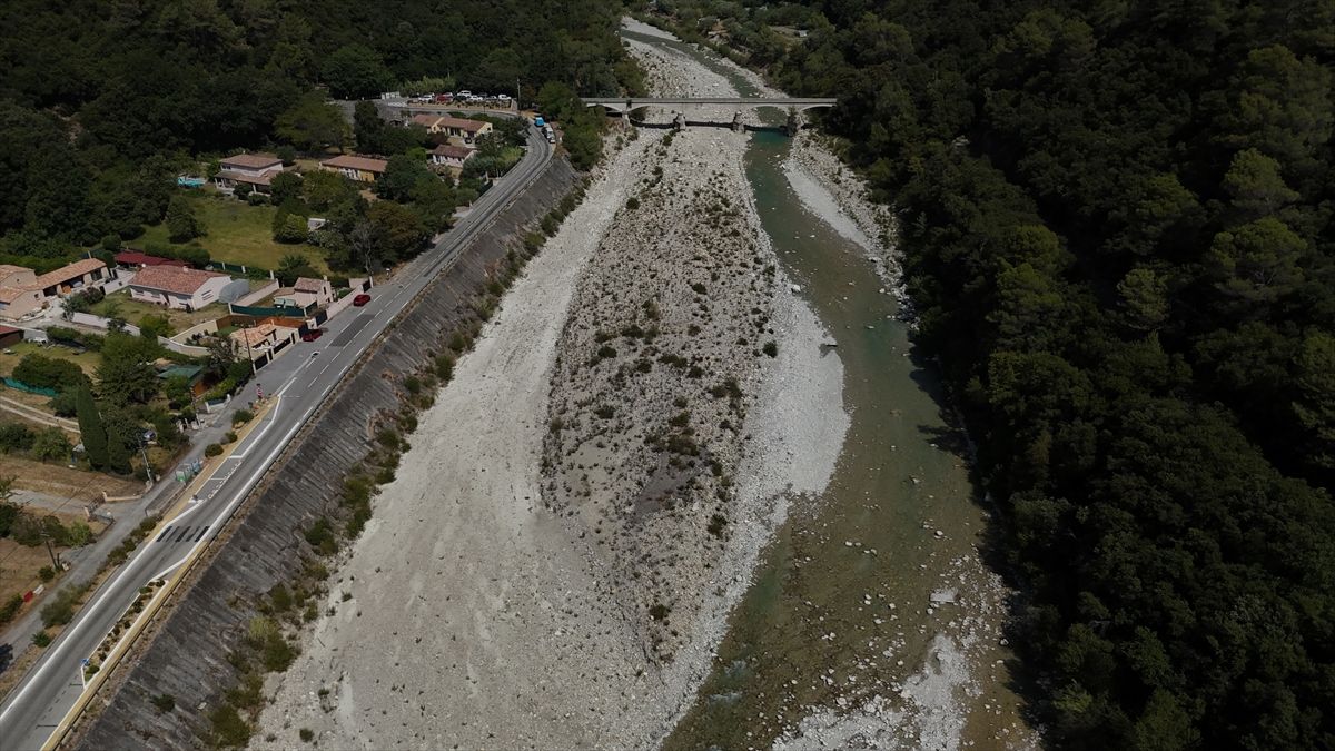 Fransa'da haftalardır süren aşırı sıcaklar nehirlerin su seviyesini düşürdü
