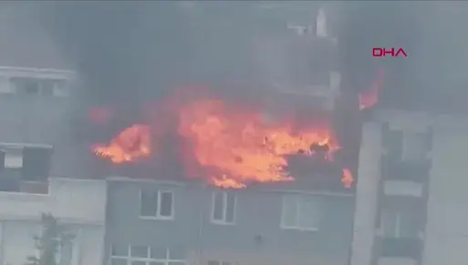 Esenyurt'ta çatı yangını! Alevler yan binalara sıçradı