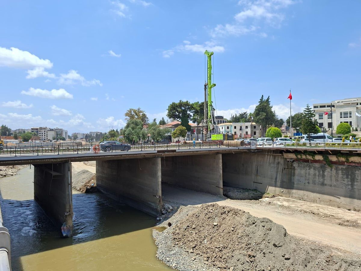Ata Köprüsü'nde yıkım başladı, bazı yollar trafiğe kapatıldı