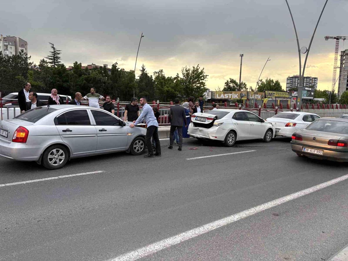 Alt geçit girişinde 4 otomobil çarpıştı: 2 yaralı