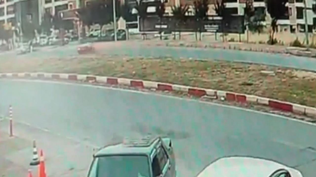Yayalara çarpan otomobil site bahçesine devrildi: 1'i ağır 3 yaralı