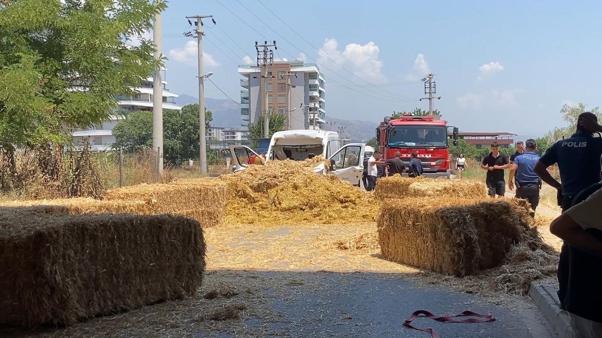 Köprüye takılan TIR'daki saman balyaları, minibüsün üzerine düştü; 1 yaralı