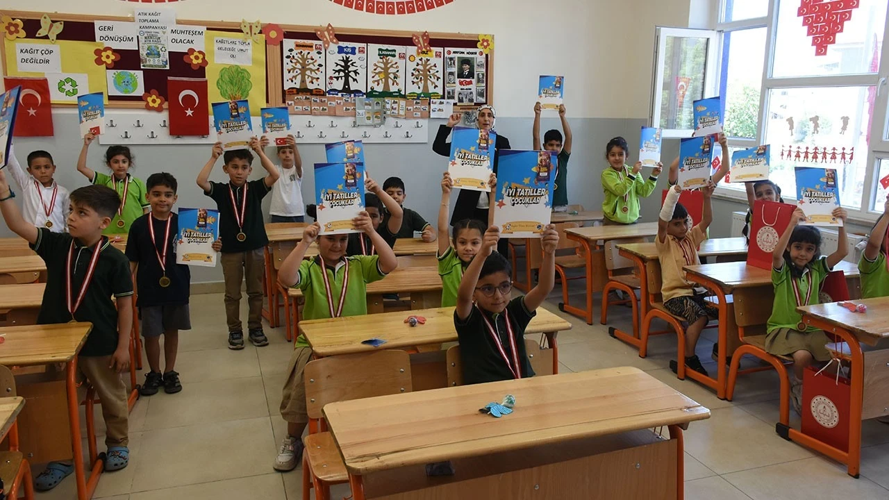 Yaklaşık 18 milyon öğrenci karnelerini alarak yaz tatiline girdi