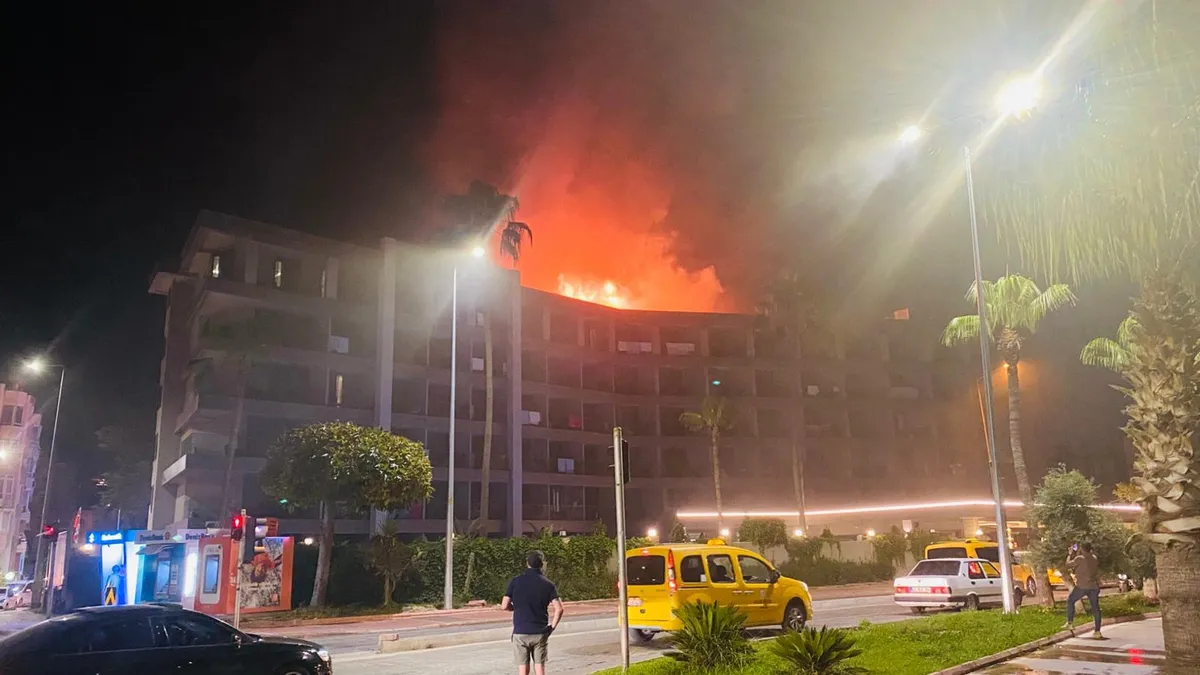 Antalya'da otel yangını! Müşteriler binadan tahliye edildi