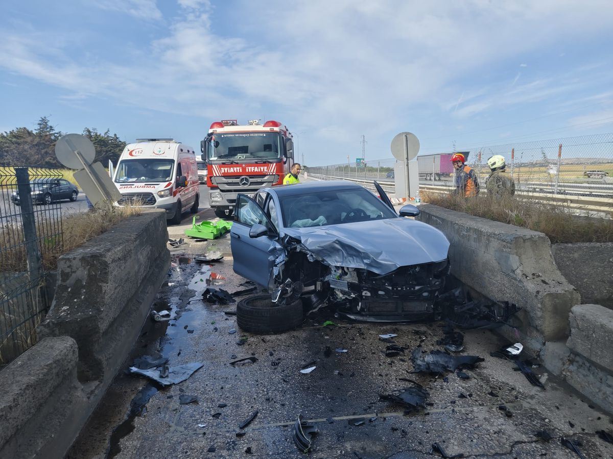 Silivri'de otomobil gişe duvarına çarptı: 2 yaralı