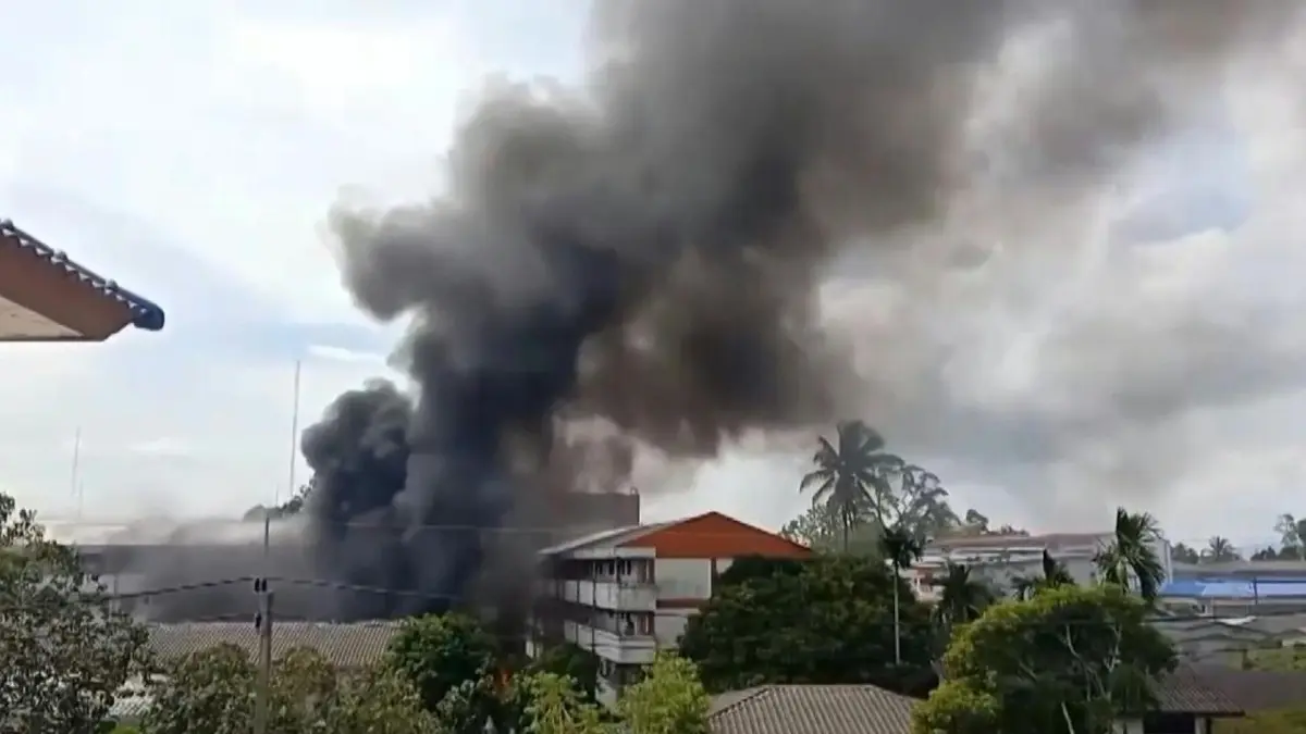 Tayland'da karakola bombalı araçla saldırı! Güvenlik kameralarına yansıdı