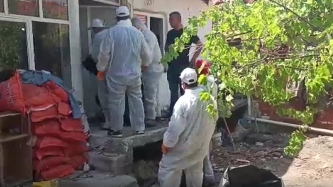 Mahalleli kokudan duramadı: Gerçek kapı açılınca ortaya çıktı