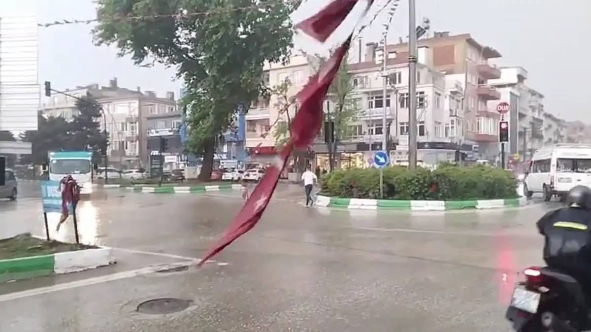 Bursa'da örnek davranış... Şiddetli yağışta ilk düşündükleri Türk Bayrağı oldu