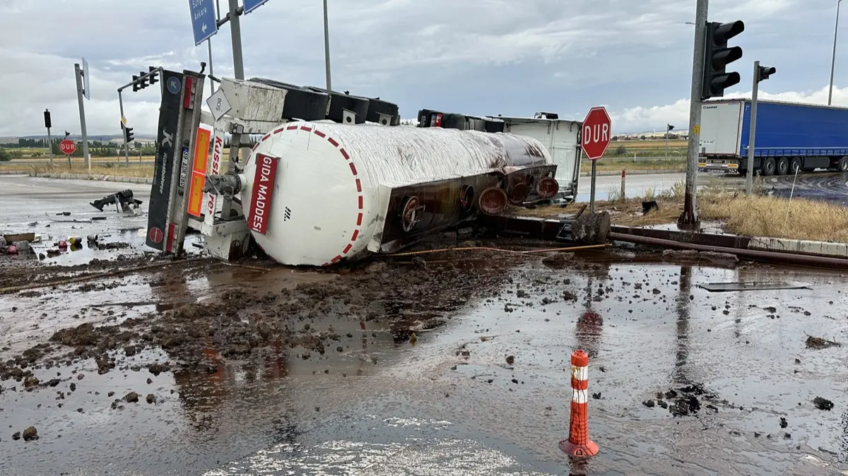 Alaca'da tır ile tanker çarpıştı! Kaza anı saniye saniye kamerada