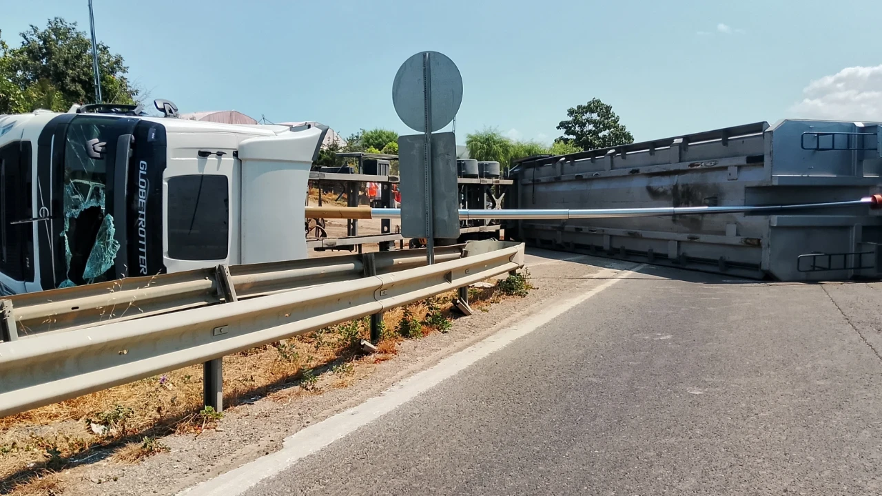 Kum boşaltırken devrilen hafriyat kamyonu yolu kapattı