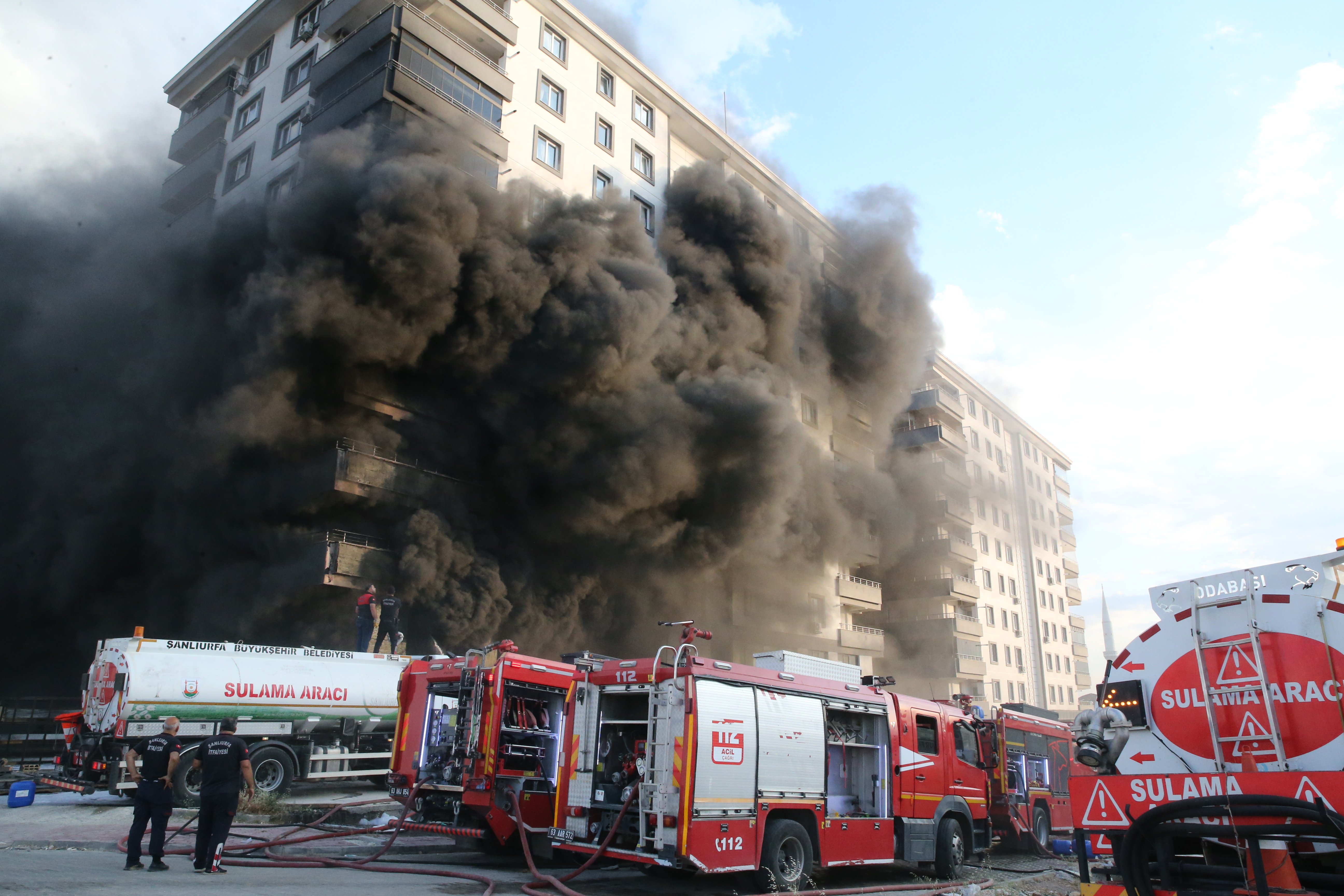 Şanlıurfa'da 10 katlı apartmanda yangın. Dumanlar bütün binayı sardı