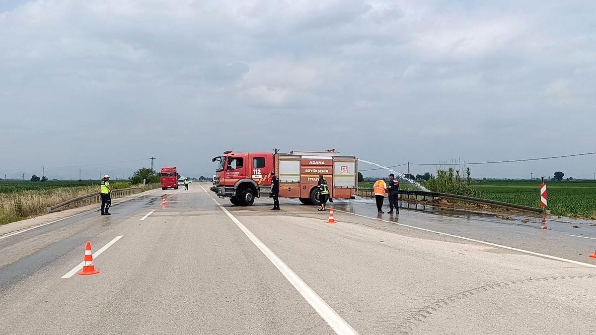 Saman yüklü pikap alev aldı, sürücü ve yanındakiler son anda kurtuldu