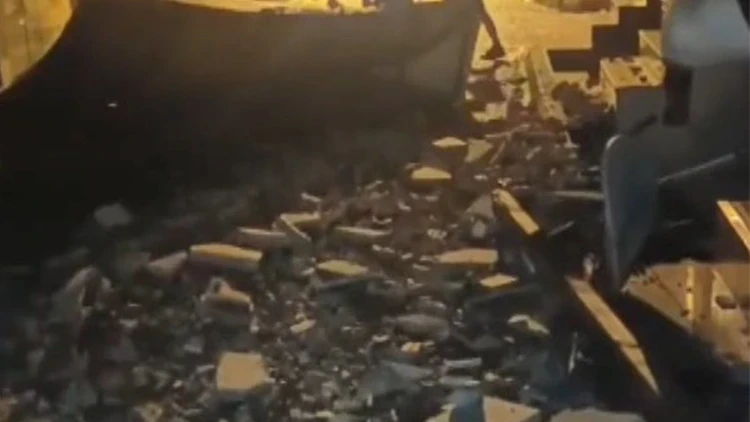 Fatih'te mağazanın çatısından kopan parçalar sokağa düştü