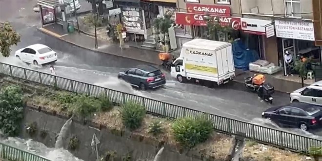 İstanbul'da beklenen yağış felç etti: Yollar göle döndü