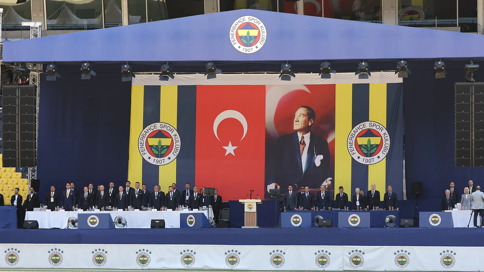Başkan adayları yoğun ilgi gördü, kongreye ara verildi