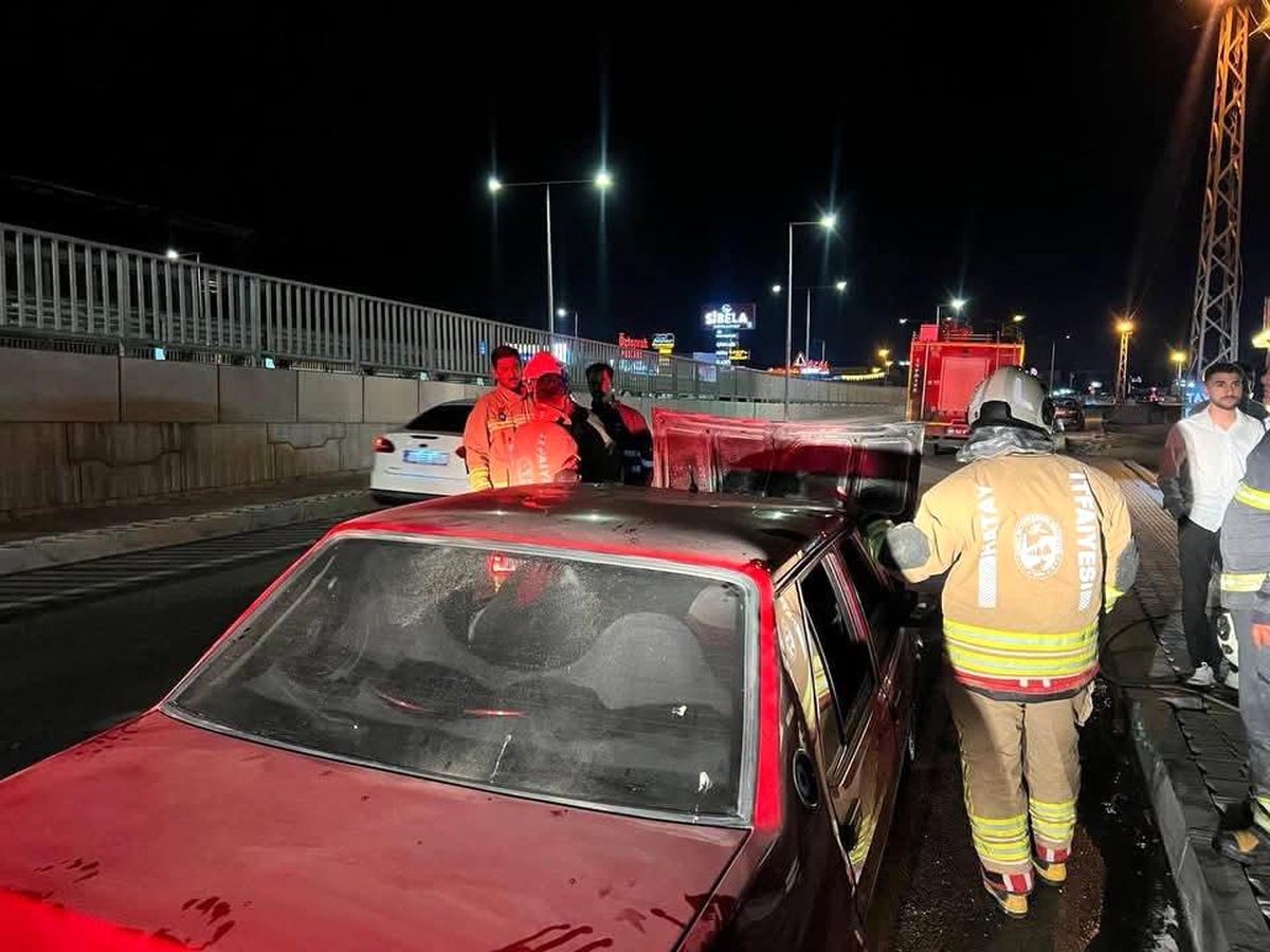 Antakya'da otomobil yangını