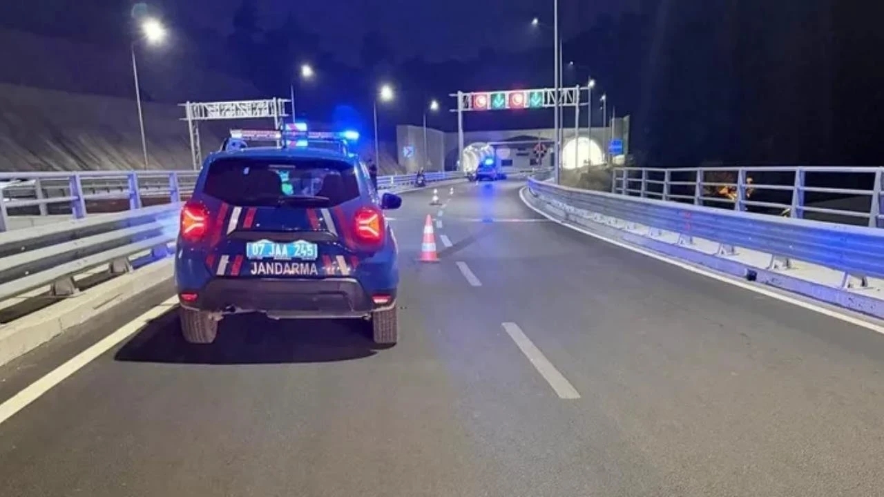 Antalya'da devrilen motosikletin sürücüsü öldü