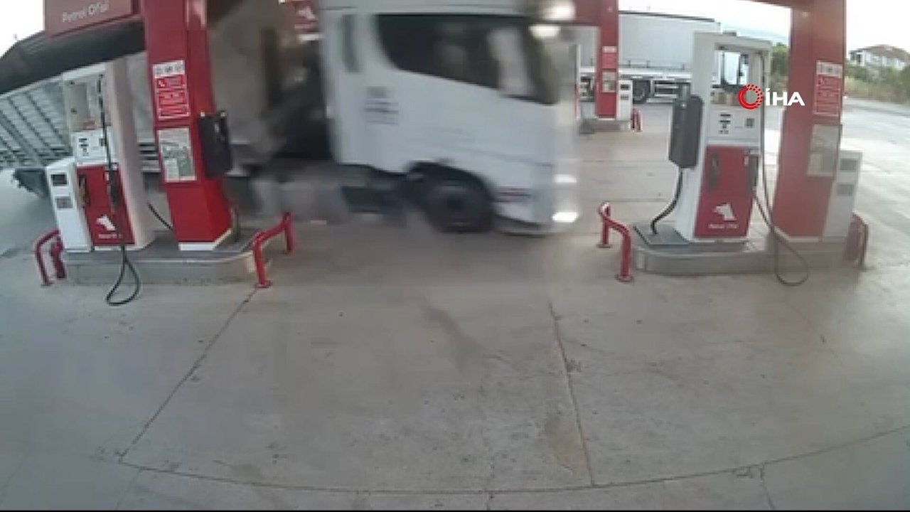 Tır benzinliğe böyle daldı! Markette alışveriş yapan 2 çocuk babası hayatını kaybetti