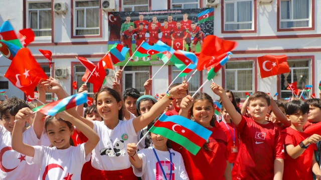 Azerbaycanlı öğrencilerden Milli Takım'a muhteşem Dünya Kupası desteği