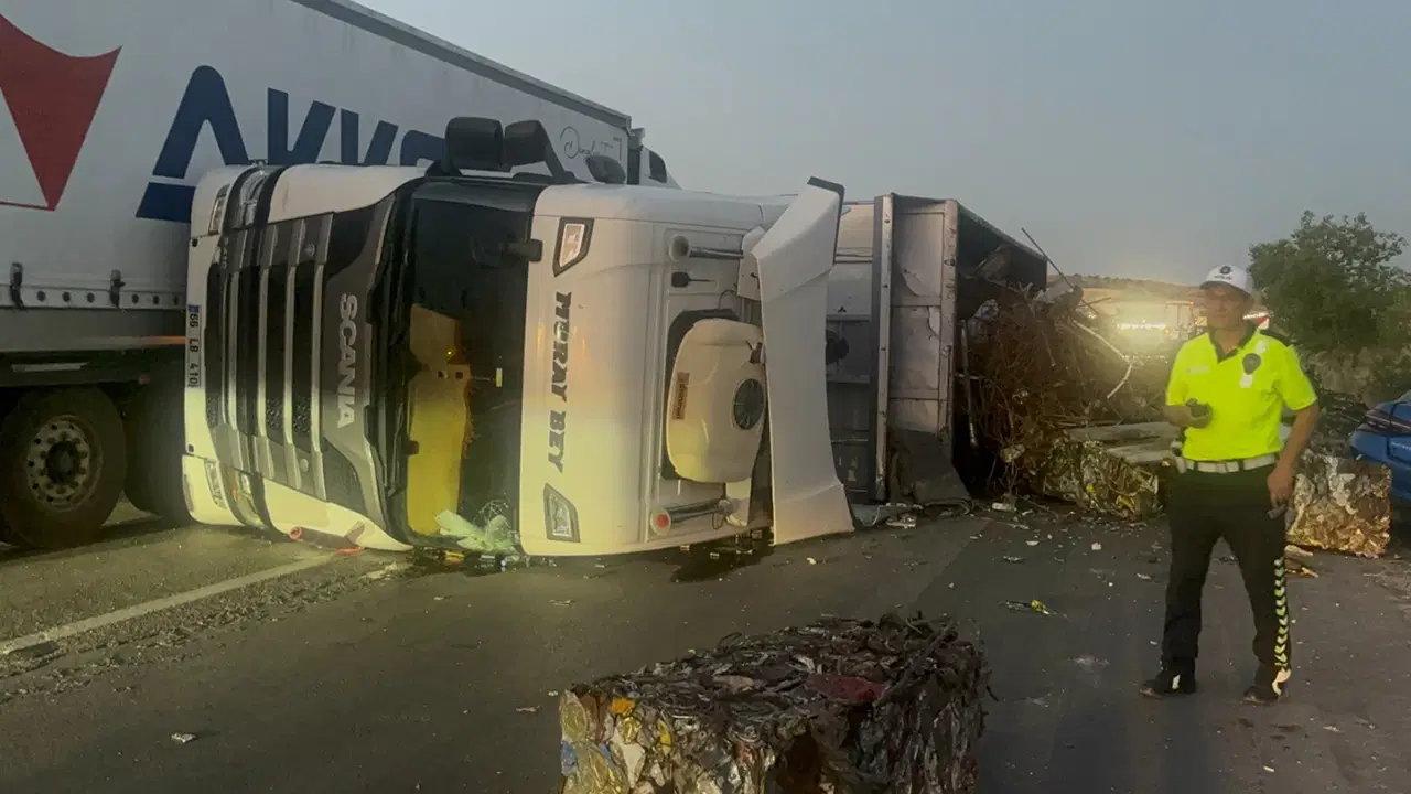 Kırıkkale'de hurda yüklü TIR devrildi: Sürücü yaralandı