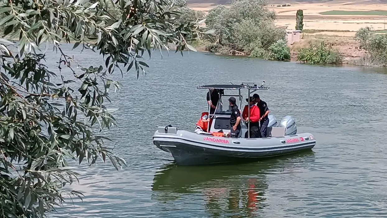 Kızılırmak'ta zamanla yarış! Kayıp çocuk için aramalar sürüyor