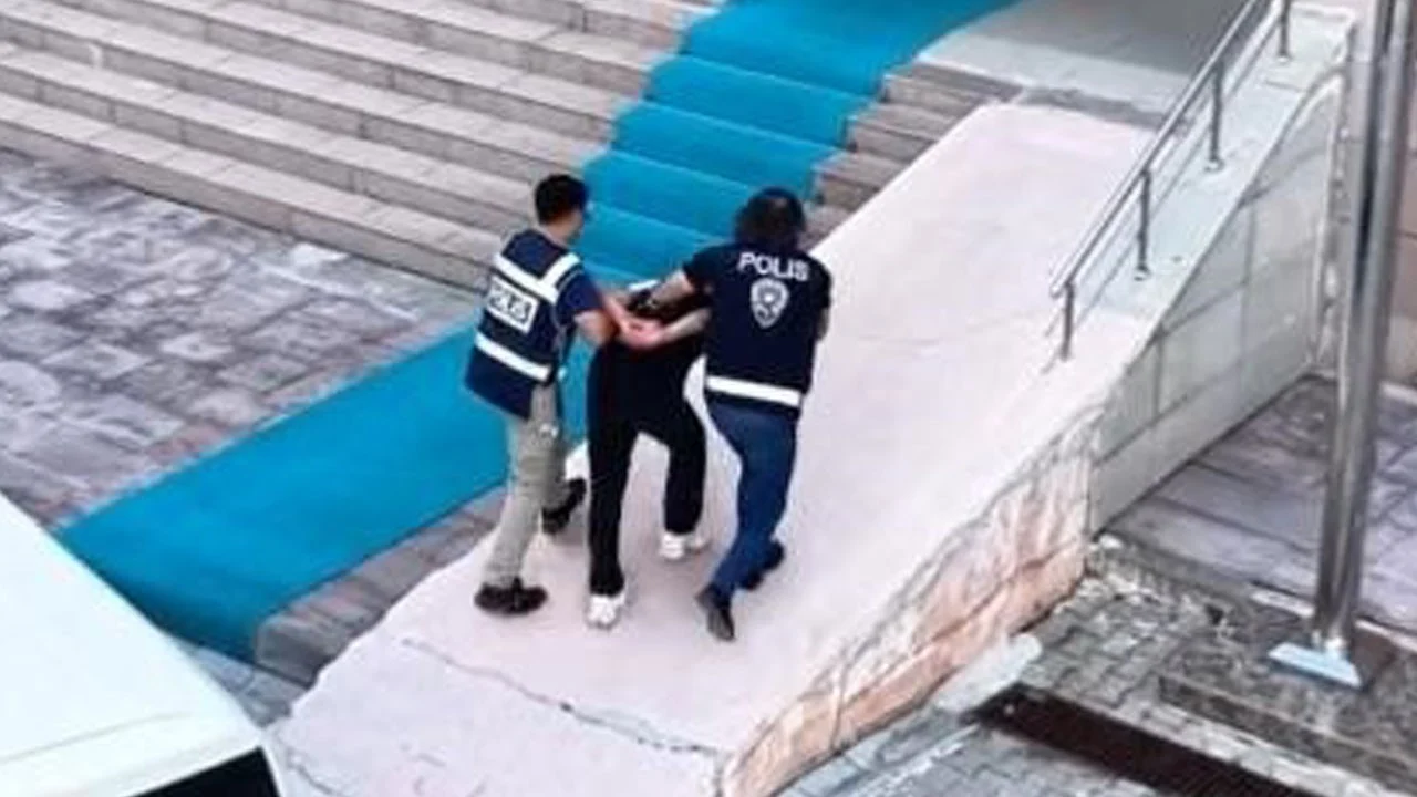 63 yıl kesinleşmiş hapis cezasını çekerken firar etmişti! Harekat halindeki araçtan indirilerek enselendi