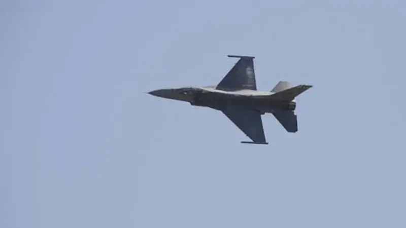 Yunanistan’da acil iniş yapan F-16 savaş uçağı alev aldı
