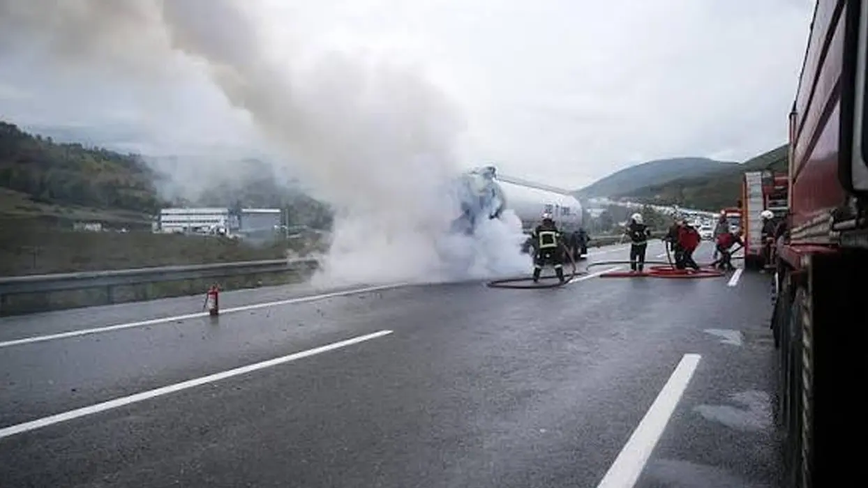 Faciaya ramak kala! Seyir halindeki tanker alevlere teslim oldu
