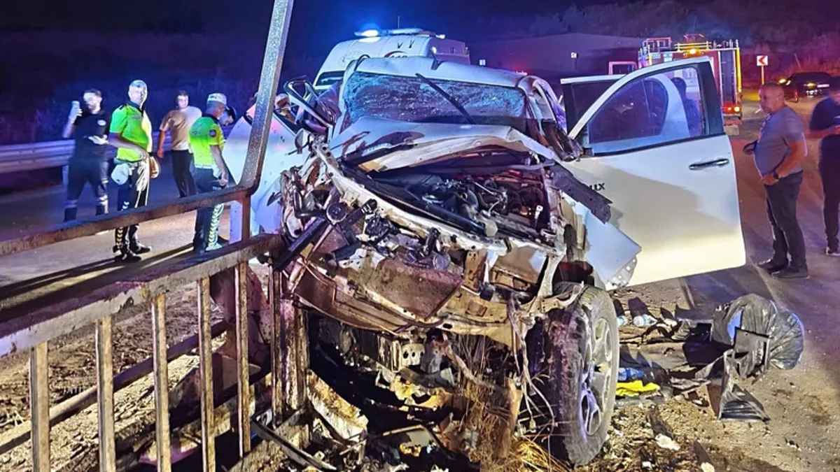 Siirt'te feci kaza! Pikap bariyerlere ok gibi saplandı: 2 yaralı