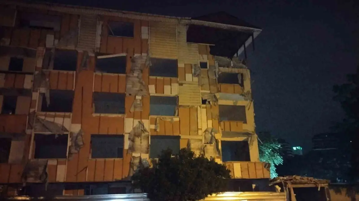 5 katlı binanın balkonu çöktü: Yüksek bir sese uyandık