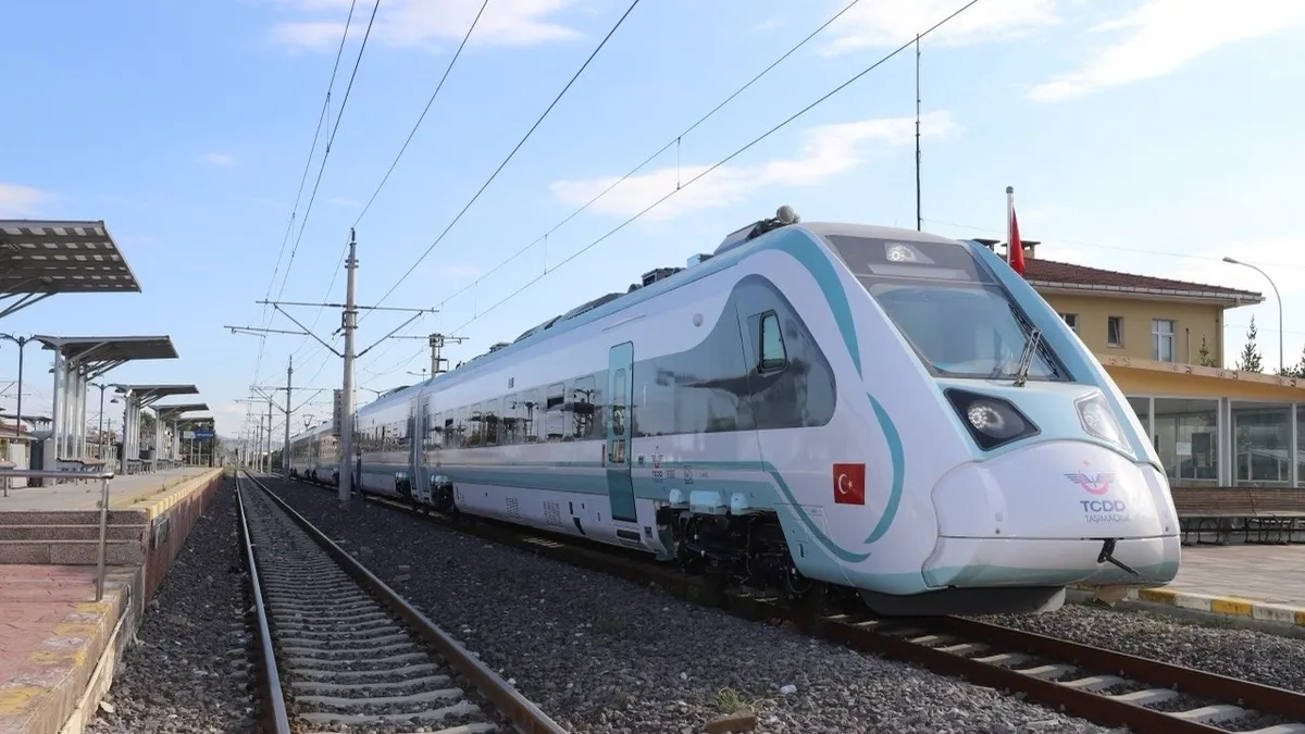 Bakan Uraloğlu müjdeyi verdi! Uzunköprü-Halkalı hattında milli elektrikli tren dönemi