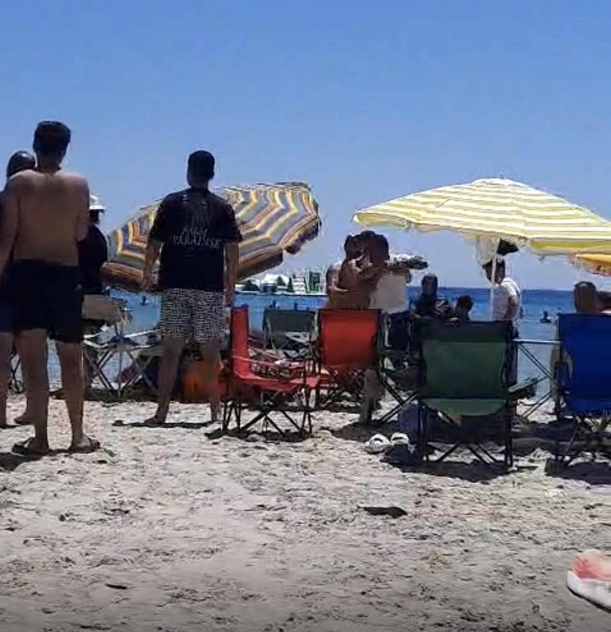 Çeşme'de plajda 'Şemsiyeni açamazsın' kavgası