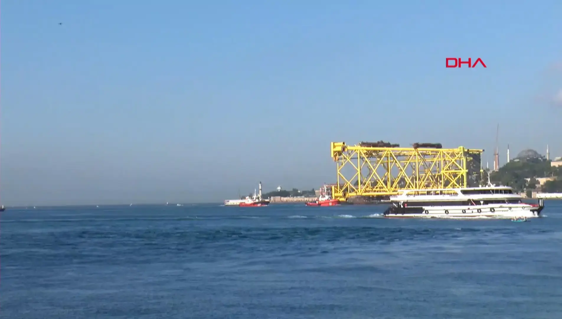İstanbul Boğazı'ndan 350 metrelik sondaj platform iskelesi geçiş yapıyor