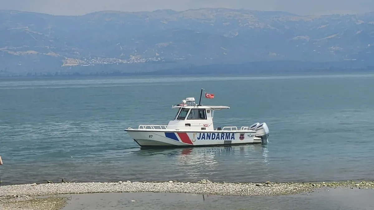 Serinlemek için göle giren gençlerden 2’si kayıp