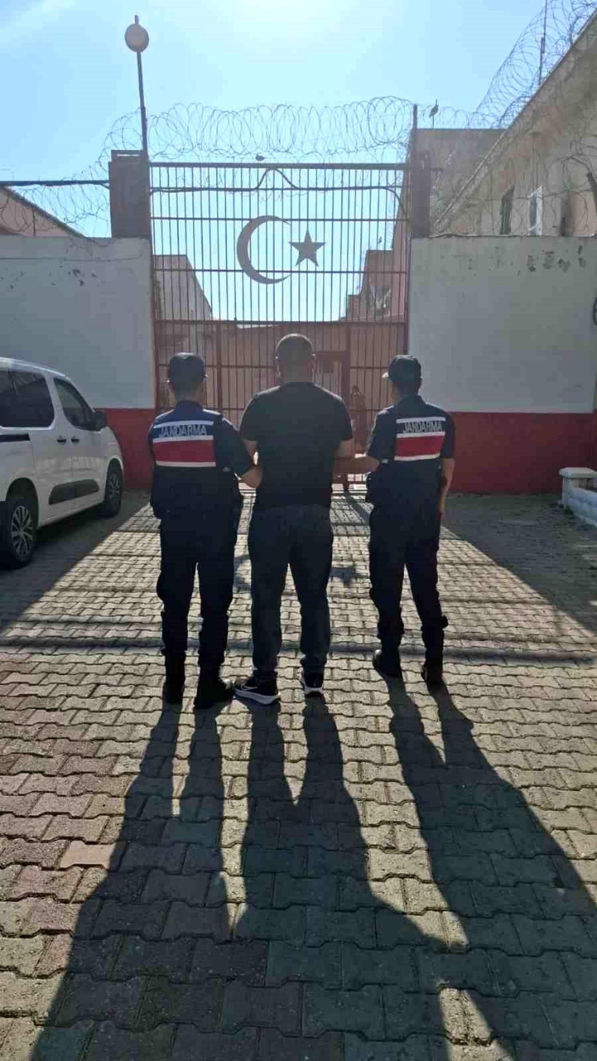 Uyuşturucu ve hırsızlık suçlarından aranan 2 hükümlü yakalandı