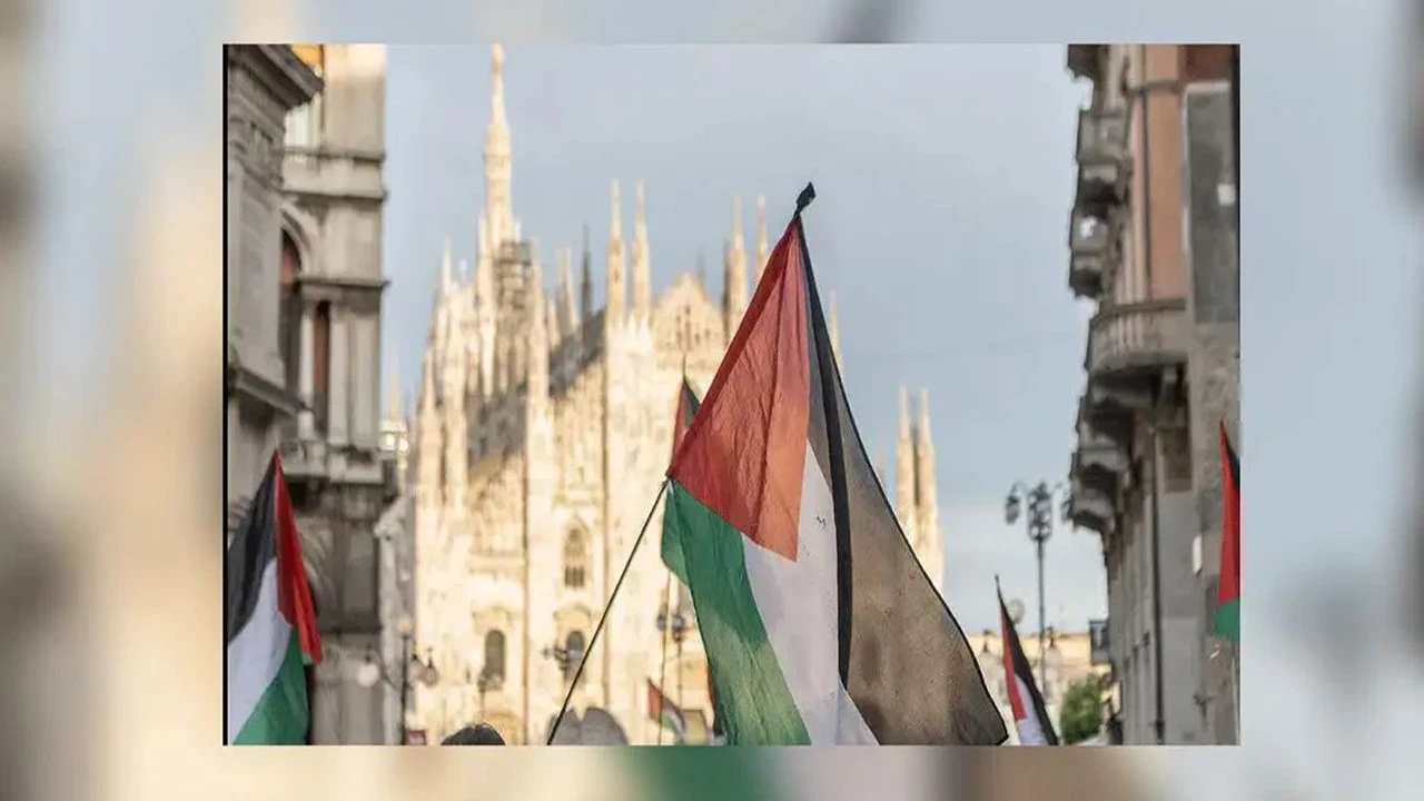 Milano'da bir kişi, Filistin bayrağı renklerindeki paraşütüyle Duomo Katedrali'nden atlayış yaptı