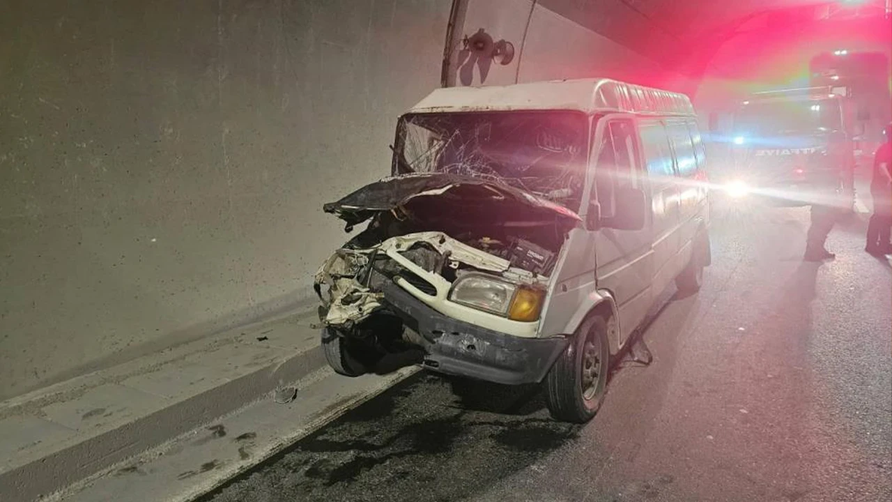 Bilecik'te Osmangazi Tüneli'nde kaza: Traktöre çarpan minibüste 3 kişi yaralandı
