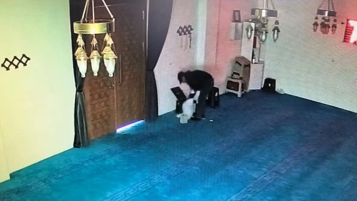Bu kadarına pes! Camideki yardım kutusundaki paraları çaldı
