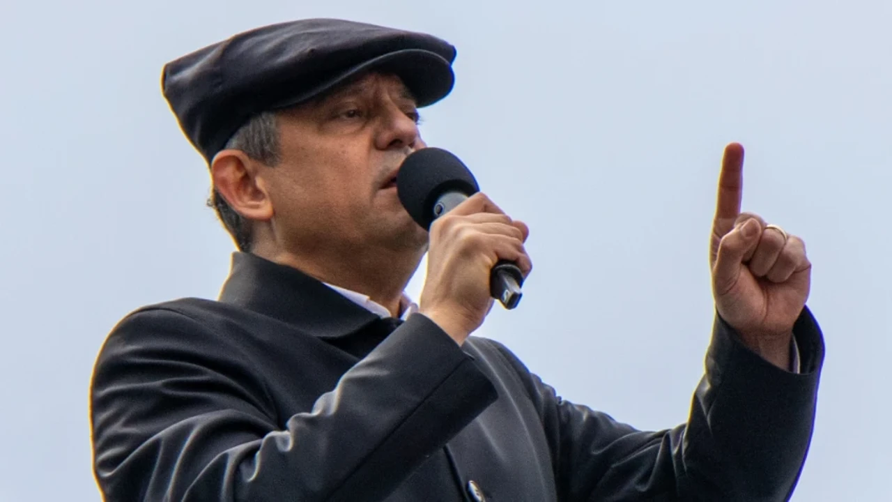 Deniz Zeyrek'ten dikkat çeken kulis: Özgür Özel'in yeni partisinin adı ve logosu netleşiyor, işte ko