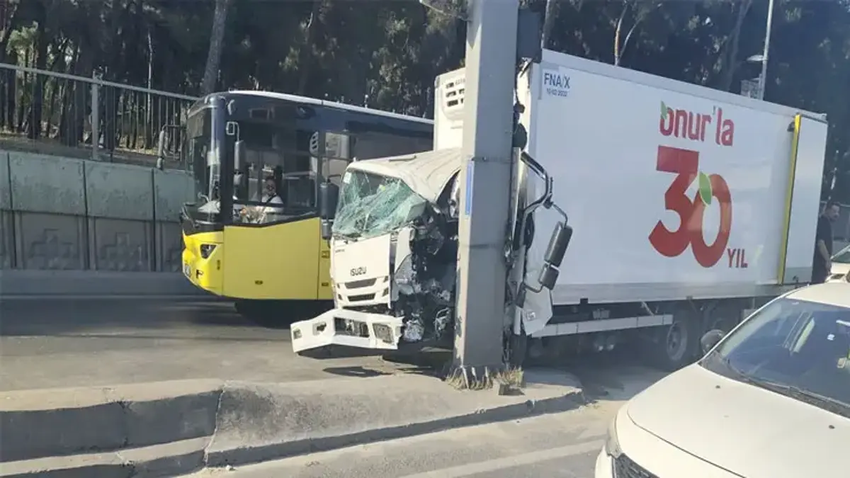 Bahçelievler D-100'de kamyonet direğe çarptı; şoför yaralandı
